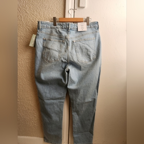 NWT H&M- High Rise Mom Jean - Picture 5 of 11